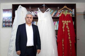 Mahalle muhtarı, muhtarlığı gelinliklerle donattı