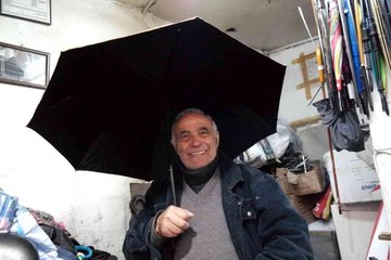 Kırık şemsiyeler Erhan amcaya emanet