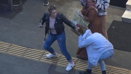 Öfkeli anne, eve gitmek istemeyen kızını saçlarından sürükledi