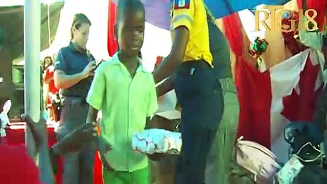 Polis kominotè (EDUPOL) ak BINUH distribiye plizyè kado bay elèv lekòl nasyonal Pierre Labiterie