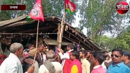 समाजवादी पार्टी झंडा लगाओ अभियान के अंतर्गत पहुंच रही दरवाजे दरवाजे