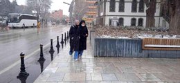 Afyonkarahisar'da günlerdir uyarısı yapılan kar yağışı başladı- Karayolları ekipleri şehir bağlantı yollarını açık tutmak için alarma geçti
