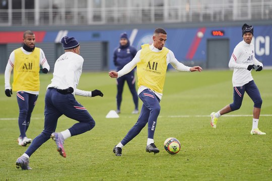 Replay : 15 minutes d'entraînement avant Feignies-Aulnoye EFC - Paris Saint-Germain