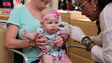 Une maman fait percer les oreilles de son bébé : et ça ne passe pas