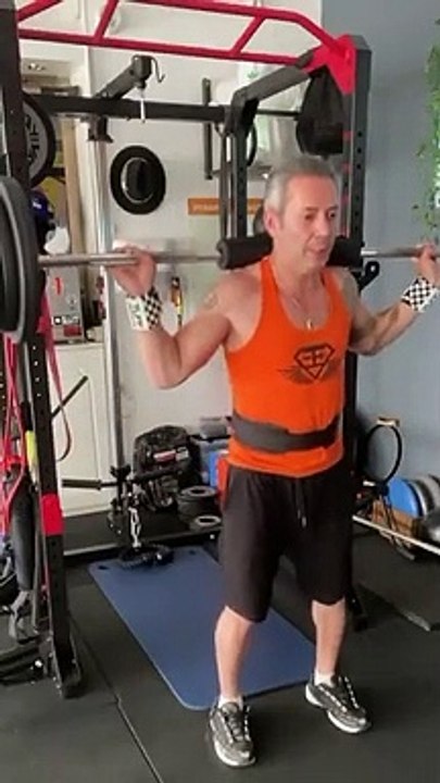 —Gear from @bodyengineers —Happy Wednesday ! —Salut la famille, j’espère que vous allez bien? Voici mon entraînement Jambes de ce mercredi après-midi! « We all have two lives, the second begins when we realize we only have one «  —SAVE This Ful