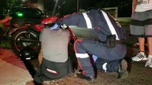 Homem inconsciente e caído embaixo de motocicleta é socorrido pelo SAMU