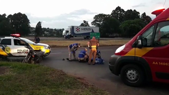 Homem fica ferido após cair de motocicleta na marginal da BR-277 no Pacaembu