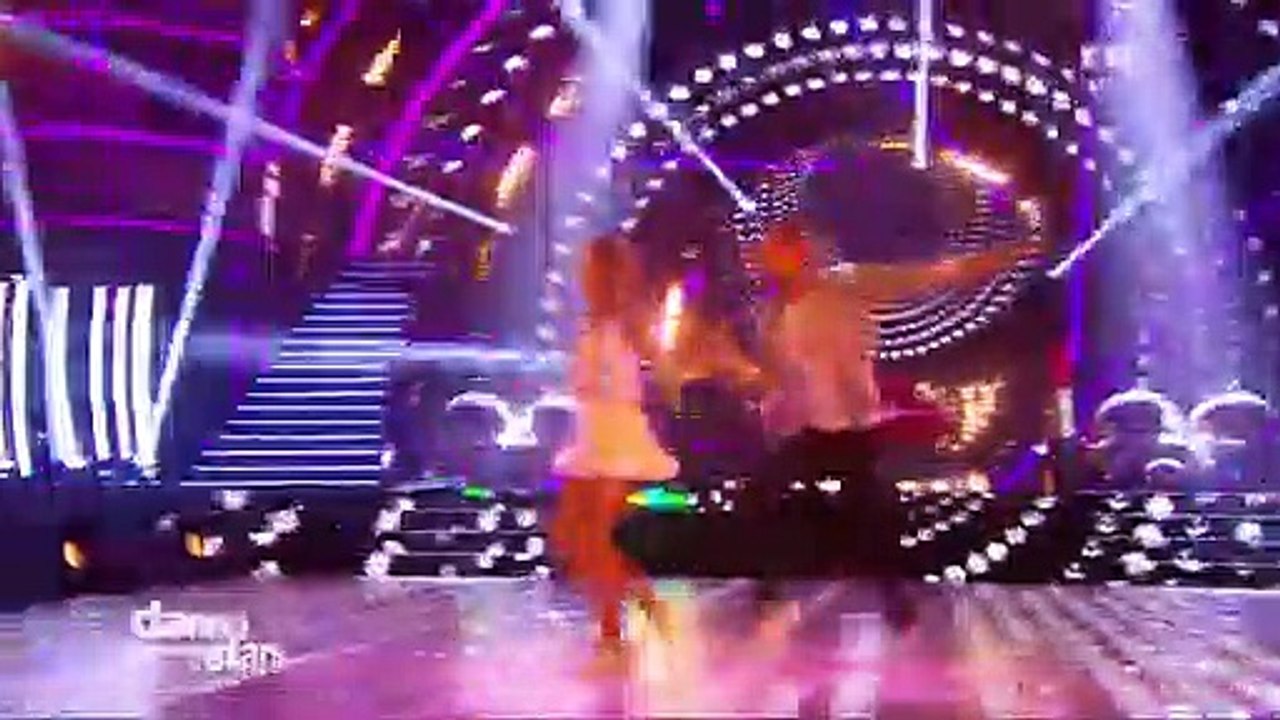 Danse avec les stars Saison 6 - EnjoyPhoenix et Yann-Alrick Mortreuil : un jive sur Banana Split de Lio (EN)
