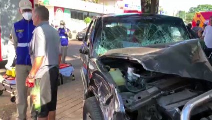 Veja o momento que camionete invade loja após colisão em Cascavel
