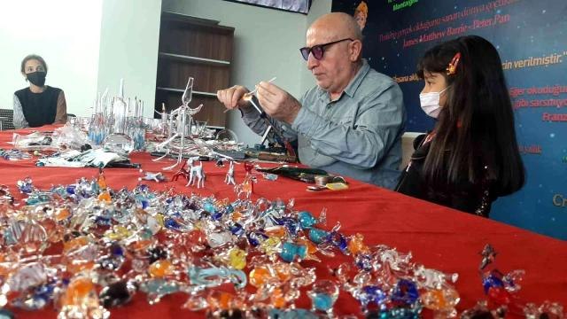 42 yıldır sabırla cama üfleyen sanatçı Kadirli'de öğrencilerle buluştu