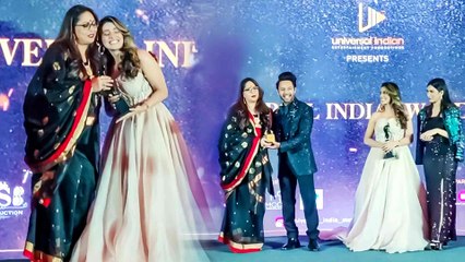 मशहूर कोरियोग्राफर गीता कपूर ने स्टनिंग अक्षरा सिंह को दिया बेस्ट सिंगिंग सेंसेशन का अवार्ड