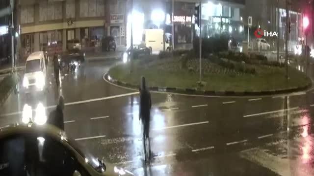 Yemek siparişi götüren motosikletlinin minibüsün altında kaldığı anlar kamerada