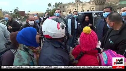 سيدة تبكى للرئيس السيسى: ما تسيبناش خايفة أتنقل لمكان بعيد.. وتدعو: ربنا ينصرك.. ورد فعل الرئيس مبهر