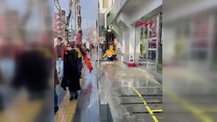 BANKADAN PARA ÇEKTİĞİ SIRADA BAŞINA KİREMİT DÜŞTÜ, YARALANDI