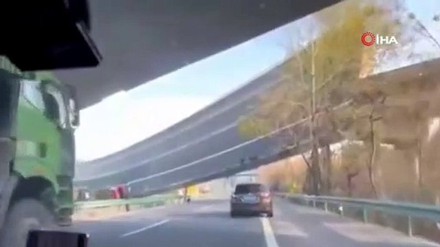 Çin'de otoyol köprüsü çöktü: Ölü ve yaralılar var