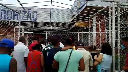 Momento em que portão do Restaurante Comunitário de Samambaia é aberto ao público para almoço de ceia de Natal