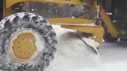 Karla mücadele ekipleri yolların kapanmaması için seferber oldu