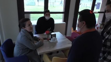 Down sendromlu gençlerin çalıştığı bu kafeteryada yüzler hep gülüyor