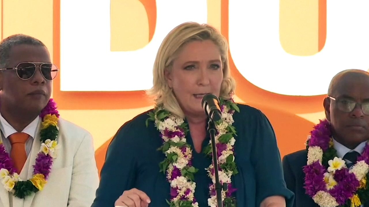 Marine Présidentielle: Marine Le Pen en campagne à Mayotte pour "redonner aux Mahorais la dignité"