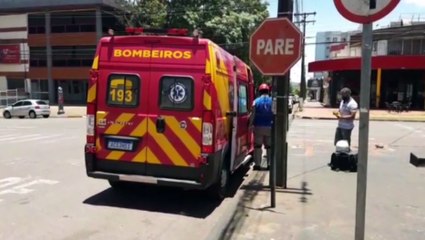 Entregador fica ferido em colisão entre carro e moto na Rua Presidente Kennedy