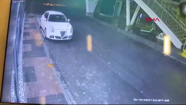 Beylikdüzü'nde kamyon, metrobüs üst geçidine çarptı: 1 ölü