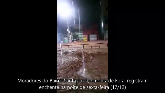 Temporal arrasta carros e deixa ônibus ilhado em Juiz de Fora