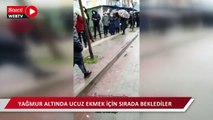 Bursalılar soğuğa ve yağmura rağmen ucuz ekmek kuyruğunda bekledi