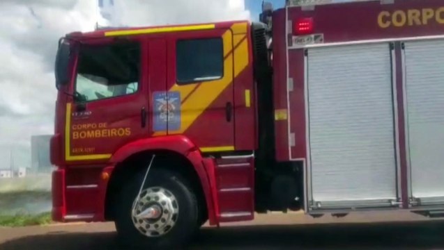Fumaça de incêndio em vegetação incomoda motoristas e bombeiros são mobilizados