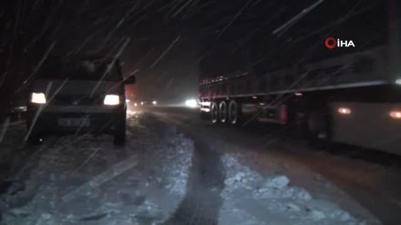 Antalya'da kar yağışı sebebiyle Akseki-Seydişehir karayolunda tırların geçişine izin verilmiyor
