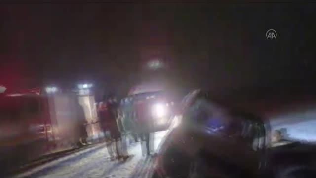 Şarampole devrilen hafif ticari araçtaki 3 kişi yaralandı