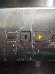 Asansörün düğmesini ayağı ile basan kişiye Belediye'den sitem dolu paylaşım