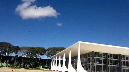 Impressionnant : un avion de chasse brise les fenêtres d'un immeuble