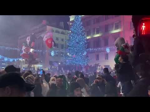 Marseille : sur le Vieux Port, les Algériens fêtent la Coupe arabe remportée contre la Tunisie