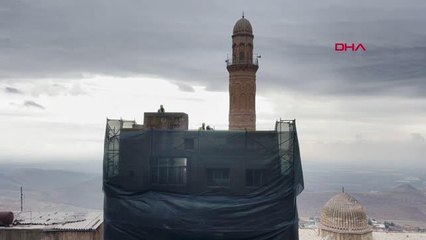 MARDİN'DE TARİHİ YAPILARIN SİLUETİNİ BOZAN KAÇAK BİNALAR YIKILIYOR