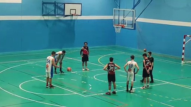 MOMENTOS PARTIDO CB CHIPIONA CADETES CB CADIZ. Canasta de ALBERTO MIRANDA tras rebote ofensivo.