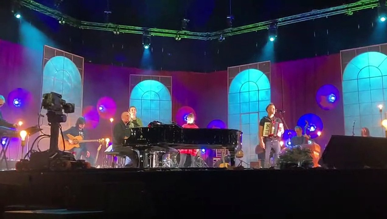 Lluís Llach interpreta 'Abril 74' amb Els Catarres