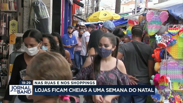 No último sábado antes do Natal, muita gente foi às compras, a maioria em busca de presentes mais modestos.