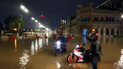 Download Video: Floods in KL Dataran Merdeka1