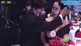 Kim Jong Kook Bịt Tai Song Ji Hyo Tái Hiện Khoảnh Khắc Huyền Thoại Tại SBS Entertainment Awards 2021