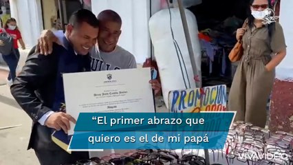 Entre lágrimas, joven sorprende a su padre con título universitario en su puesto ambulante