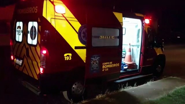Onix atinge portão de residência após colisão contra Siena no Bairro Tarumã; uma mulher sofreu fratura em braço