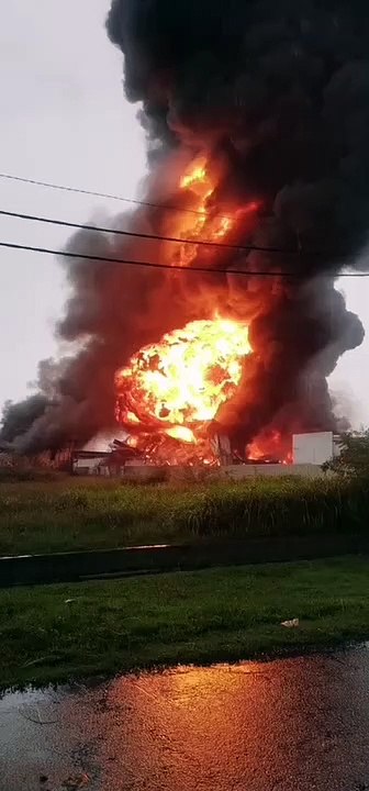 民万新村油厂大火 连续爆炸声惊动居民