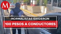 Normalistas toman casetas de la Autopista del Sol; piden dinero a conductores para cruzar