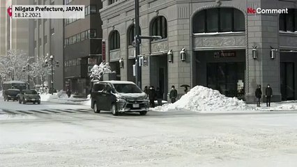 شاهد: التساقط الكثيف للثلوج على ساحل بحر اليابان يتسبب في اضطرابات حركة المرور