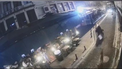 KADIKÖY'DE KÖPEĞİN KOVALADIĞI MOTOKURYE KAZA YAPTI