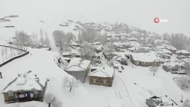 Muş'ta 1600 rakımlı köy kara gömüldü