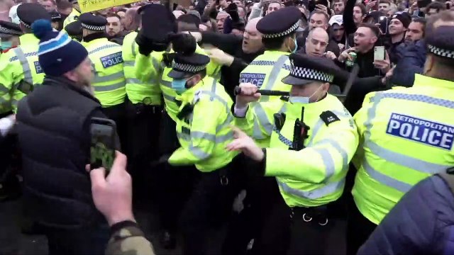 Europeus protestam contra novas restrições