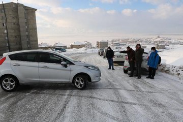 YÜKSEKOVA'DA BUZLANAN YOLLARDA SÜRÜCÜLER ZOR ANLAR YAŞADI