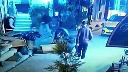 Bir grup otomobilden açılan ateşle silahlı saldırıya uğradı!