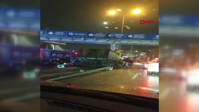 İSTANBUL-BEYLİKDÜZÜ'NDE KAMYON, METROBÜS ÜST GEÇİDİNE ÇARPTI 1 ÖLÜ